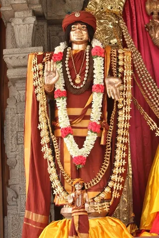 http://nithyananda.org/sites/default/files/photo-gallery/2015-03mar-24th-nithyananda-diary_IMG_5944_bidadi-temple-sanctum-swami_0.JPG