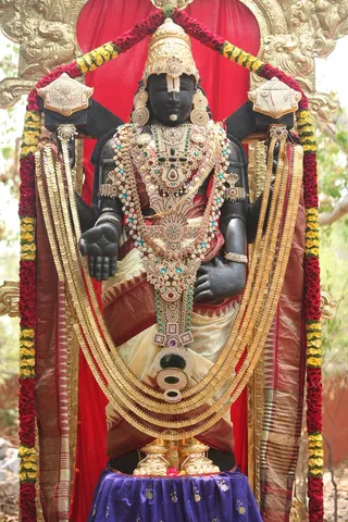 http://nithyananda.org/sites/default/files/photo-gallery/2015-04apr-01st-nithyananda-diary_IMG_7179_bidadi-temple-lord-venkateswara.JPG