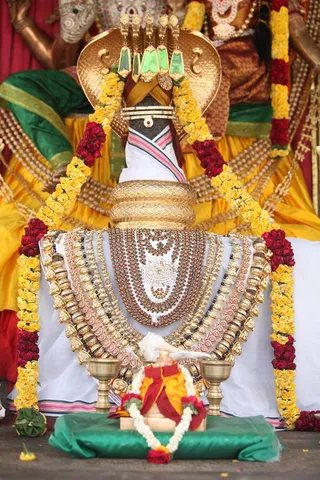 http://nithyananda.org/sites/default/files/photo-gallery/2015-04apr-05th-nithyananda-diary_IMG_7915_bidadi-temple-sanctum-swayambu-lingam.JPG