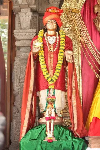 http://nithyananda.org/sites/default/files/photo-gallery/2015-04apr-05th-nithyananda-diary_IMG_7962_bidadi-temple-sanctum-swamiji.JPG