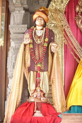 http://nithyananda.org/sites/default/files/photo-gallery/2015-04apr-08th-nithyananda-diary_IMG_8332_bidadi-temple-sanctum-swamiji.JPG