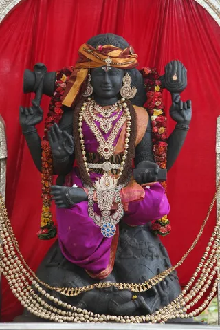 http://nithyananda.org/sites/default/files/photo-gallery/2015-04apr-09th-nithyananda-diary_IMG_8490_bidadi-temple-sanctum-dhakshinamurthy.JPG