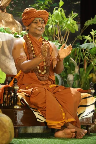 http://nithyananda.org/sites/default/files/photo-gallery/2015-04apr-12th-nithyananda-diary_IMG_8797_bidadi-satsang-swamiji.JPG