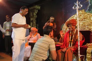 http://nithyananda.org/sites/default/files/photo-gallery/2015-05may-09th-nithyananda-diary_IMG_7950_varanasi-swamiji-blissing.JPG