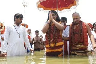 http://nithyananda.org/sites/default/files/photo-gallery/2015-05may-19th-nithyananda-diary_IMG_2189_Triveni%20Sangam-Allahabad-swamiji.JPG