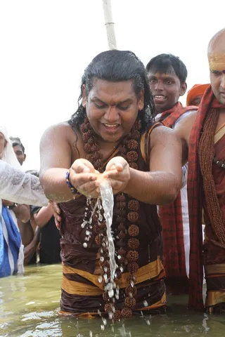 http://nithyananda.org/sites/default/files/photo-gallery/2015-05may-19th-nithyananda-diary_IMG_2206_Triveni%20Sangam-Allahabad-swamiji.JPG