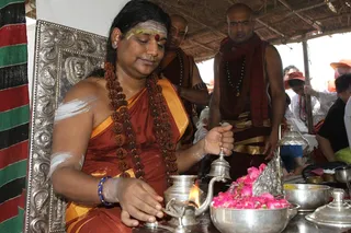 http://nithyananda.org/sites/default/files/photo-gallery/2015-05may-19th-nithyananda-diary_IMG_2307_Triveni%20Sangam-Allahabad-swamiji.JPG