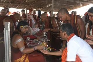http://nithyananda.org/sites/default/files/photo-gallery/2015-05may-19th-nithyananda-diary_IMG_2324_Triveni%20Sangam-Allahabad-swamiji.JPG