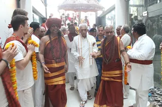 http://nithyananda.org/sites/default/files/photo-gallery/2015-05may-19th-nithyananda-diary_IMG_2355_Triveni%20Sangam-Allahabad-swamiji.JPG