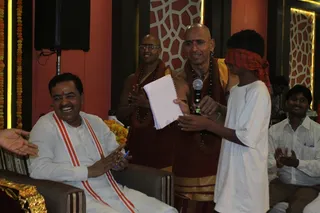 http://nithyananda.org/sites/default/files/photo-gallery/2015-05may-19th-nithyananda-diary_IMG_2410_Triveni%20Sangam-Allahabad-swamiji.JPG