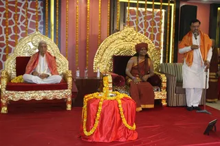 http://nithyananda.org/sites/default/files/photo-gallery/2015-05may-19th-nithyananda-diary_IMG_2500_Triveni%20Sangam-Allahabad-swamiji.JPG