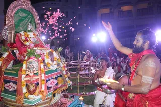 http://nithyananda.org/sites/default/files/photo-gallery/2015-05may-20th-nithyanda-diary_IMG_2688_varanasi-sri-vidya-homa.JPG