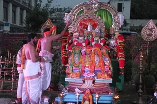 http://nithyananda.org/sites/default/files/photo-gallery/2015-05may-26th-nithyanda-diary_IMG_5540_varanasai-rudra-homa-swamiji.JPG