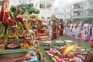 http://nithyananda.org/sites/default/files/photo-gallery/2015-05may-26th-nithyanda-diary_IMG_5645_varanasai-rudra-homa-swamiji.JPG