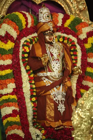 http://nithyananda.org/sites/default/files/photo-gallery/2015-05may-3rd-nithyananda-diary_IMG_7261_bidadi-janapal-nithyanandapoorinima-swami.JPG