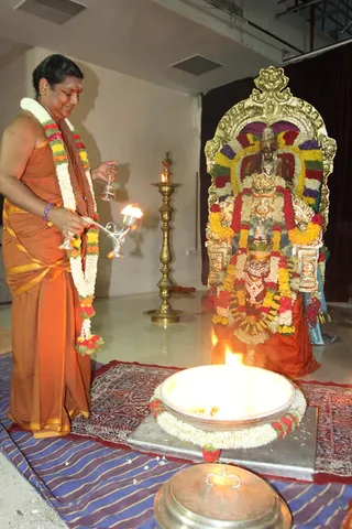 http://nithyananda.org/sites/default/files/photo-gallery/2015-06jun-04th-nithyananda-diary_IMG_7442_bidadi-Tirujnanasbandar-Jyothiyil%20kalathal-swamiji.JPG