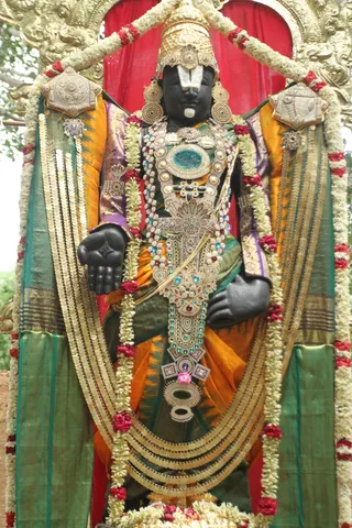 http://nithyananda.org/sites/default/files/photo-gallery/2015-06jun-14th-nithyananda-diary_IMG_8639_bidadi-temple-lord-venkatashwara.JPG