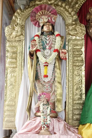 http://nithyananda.org/sites/default/files/photo-gallery/2015-06jun-18th-nithyananda-diary_IMG_9850_bidadi-temple-swamiji.JPG