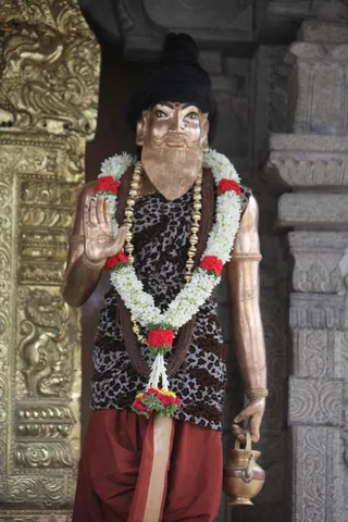 http://nithyananda.org/sites/default/files/photo-gallery/2015-06jun-20th-nithyananda-diary_IMG_0162_bidadi-ndy-day01-yoga-class.JPG