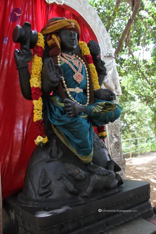 http://nithyananda.org/sites/default/files/photo-gallery/2015-06jun-25th-nithyananda-diary_IMG_0978_bidadi-temple-lord-dhakshinamoorthy.JPG