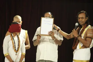 http://nithyananda.org/sites/default/files/photo-gallery/2015-06june-7th-nithyananda-diary_IMG_7477_bidadi-webinar-blindfold-reading.JPG