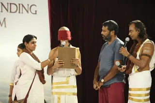http://nithyananda.org/sites/default/files/photo-gallery/2015-06june-7th-nithyananda-diary_IMG_7486_bidadi-webinar-blindfold-reading.JPG