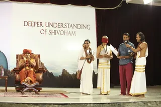 http://nithyananda.org/sites/default/files/photo-gallery/2015-06june-7th-nithyananda-diary_IMG_7494_bidadi-webinar-blindfold-reading.JPG
