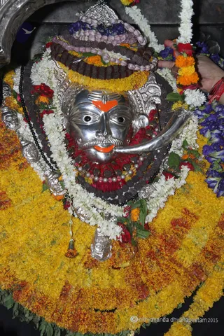 http://nithyananda.org/sites/default/files/photo-gallery/2015-07jul-02nd-nithyananda-diary_IMG_2892_varanasi-kalabirava-temple-visit-swamiji.JPG