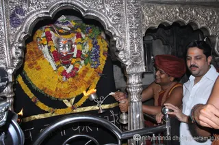 http://nithyananda.org/sites/default/files/photo-gallery/2015-07jul-02nd-nithyananda-diary_IMG_2912_varanasi-kalabirava-temple-visit-swamiji.JPG