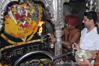 http://nithyananda.org/sites/default/files/photo-gallery/2015-07jul-02nd-nithyananda-diary_IMG_2916_varanasi-kalabirava-temple-visit-swamiji.JPG