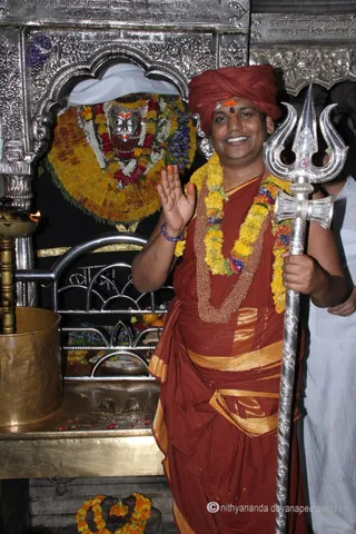http://nithyananda.org/sites/default/files/photo-gallery/2015-07jul-02nd-nithyananda-diary_IMG_2936_varanasi-kalabirava-temple-visit-swamiji.JPG