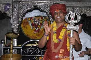 http://nithyananda.org/sites/default/files/photo-gallery/2015-07jul-02nd-nithyananda-diary_IMG_2937_varanasi-kalabirava-temple-visit-swamiji.JPG