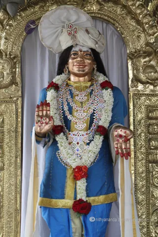 http://nithyananda.org/sites/default/files/photo-gallery/2015-07jul-04th-nithyananda-diary_IMG_0231_bidadi-temple-swamiji-moorthy.JPG
