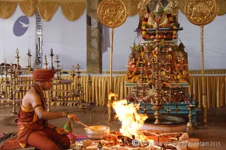 http://nithyananda.org/sites/default/files/photo-gallery/2015-07jul-06th-nithyananda-diary_IMG_4541_varanasi-guru-homa-swamiji_0.JPG