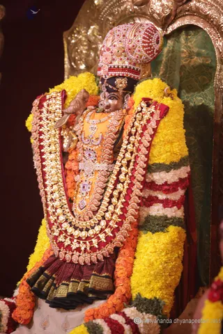 http://nithyananda.org/sites/default/files/photo-gallery/2015-07jul-13th_IMG_7816_varanasi-lord-meenakshi-in-madurai-style-crest-in-pearl-nithyananda-diary_varanasi-swamiji-blessing-nithyananda-diary.JPG
