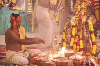http://nithyananda.org/sites/default/files/photo-gallery/2015-07jul-13th_IMG_7900_varanasi-priests-perform-homa-fire-offering-marriage-ceremony-nithyananda-diary_varanasi-swamiji-blessing-nithyananda-diary.JPG