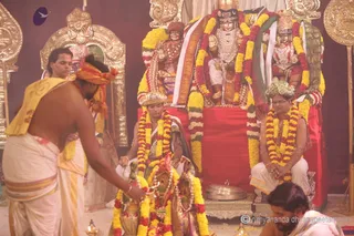 http://nithyananda.org/sites/default/files/photo-gallery/2015-07jul-13th_IMG_7906_varanasi-priests-enact-marriage-ceremony-nithyananda-diary_varanasi-swamiji-blessing-nithyananda-diary.JPG