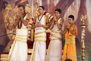 http://nithyananda.org/sites/default/files/photo-gallery/2015-07jul-26th-nithyananda-diaryIMG_1379_pandy-blindfold-reading.JPG