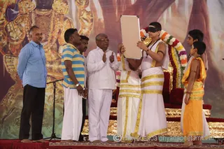 http://nithyananda.org/sites/default/files/photo-gallery/2015-07jul-26th-nithyananda-diaryIMG_1426_pandy-blindfold-reading.JPG