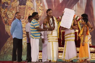 http://nithyananda.org/sites/default/files/photo-gallery/2015-07jul-26th-nithyananda-diaryIMG_1431_pandy-blindfold-reading.JPG