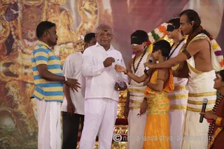 http://nithyananda.org/sites/default/files/photo-gallery/2015-07jul-26th-nithyananda-diaryIMG_1435_pandy-blindfold-reading.JPG