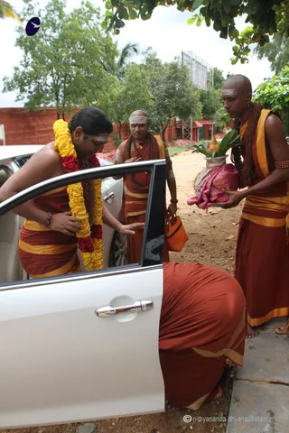 http://nithyananda.org/sites/default/files/photo-gallery/2015-09sep-08th_nithyanda-diary_IMG_3366_bidadi-ganesha-brahmotsav-flag-hosting-swamiji.JPG