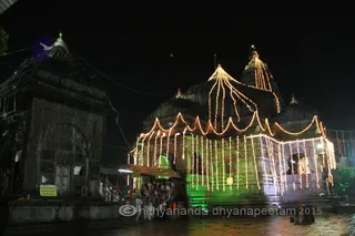 http://nithyananda.org/sites/default/files/photo-gallery/2015-09sep-18th-nithyananda-diary_IMG_9457_triambakeshwar-temple-gopuram-devotees-entering.jpeg