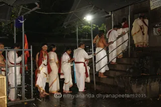 http://nithyananda.org/sites/default/files/photo-gallery/2015-09sep-18th-nithyananda-diary_IMG_9459_triambakeshwar-temple-gopuram-devotees-in-que.jpeg