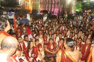 http://nithyananda.org/sites/default/files/photo-gallery/2015-09sep-18th-nithyananda-diary_IMG_9592_triambakeshwar-temple-swamiji-with-participats_0.jpeg