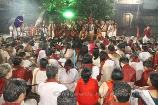 http://nithyananda.org/sites/default/files/photo-gallery/2015-09sep-18th-nithyananda-diary_IMG_9621_triambakeshwar-temple-swamiji-with-participats.jpeg