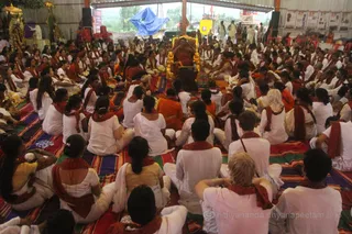 http://nithyananda.org/sites/default/files/photo-gallery/2015-09sep-18th-nithyananda-diary_IMG_9753_Nasik-shivoham-process-swamiji.jpeg