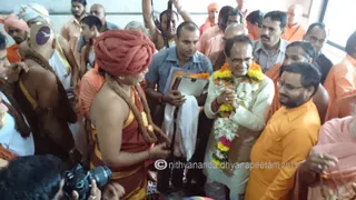 http://nithyananda.org/sites/default/files/photo-gallery/2015-09sep-20th_nithyanda-diary_DSC_0763_swamiji-with%20-mp-cm.JPG
