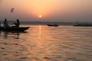 http://nithyananda.org/sites/default/files/photo-gallery/2015-10oct-11th-nithyananda-diary_IMG_4928_varanasi-ia-sunriseyoga-ganga.JPG