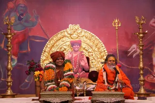 http://nithyananda.org/sites/default/files/photo-gallery/2015-10oct-11th-nithyananda-diary_IMG_5155_varanasi-ia-vip-narendragiri-swamiji.JPG